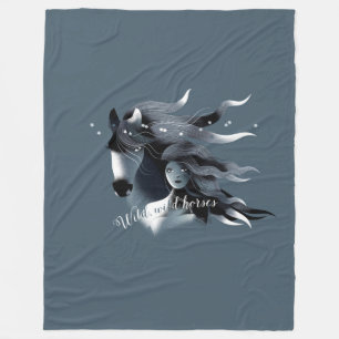 Wildes Pferd und ein Mädchen Fleecedecke