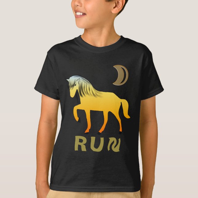 Wildes Pferd unter dem Goldenen Mond T-Shirt (Vorderseite)