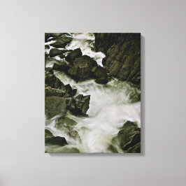WILDES WASSER, DAS DURCH EINE DUNKLE SCHLUCHT SCHN LEINWANDDRUCK