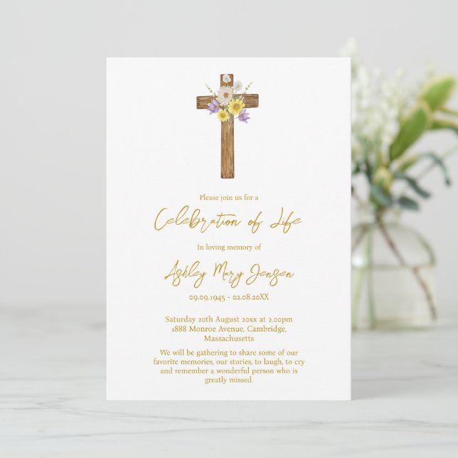 Wildflower Cross Celebration of Life Funeral Einladung (Stehend Vorderseite)