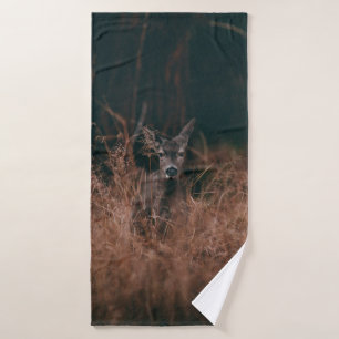 WILDLIFE-FOTOGRAFIE VON GRAURER, UMGEBEN VON GR BADEHANDTUCH