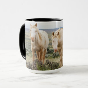 Wildpferd, das auf der Prärie von Cody umherstreif Tasse