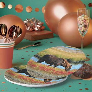 Wildpferde essen in Tellern aus Feldpapier Pappteller