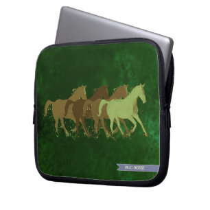 Wildpferde, grünes Land Laptopschutzhülle