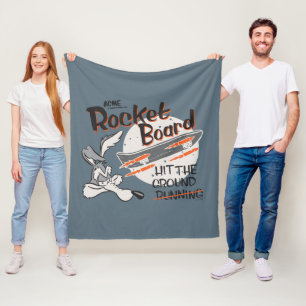 WILE E. COYOTE™ ACME Raketenskateboard Fleecedecke
