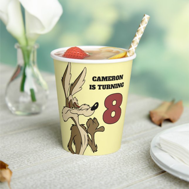 WILE E. COYOTE™ Sieht stolz aus Pappbecher (In Situ)