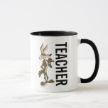 WILE E. COYOTE™ Teacher Tasse<br><div class="desc">Beginnen Sie Ihren Schultag mit einem Lächeln und einem Schluck von dieser Wile E. Coyote Lehrer Tasse! Dieses lustige und funktionale Design, das das nie dagewesene Genie von Looney Tunes vereint, ist perfekt für Pädagogen, die Kreativität, Beharrlichkeit und eine Liebe zum Lernen inspiriert haben. Es ist individuell und langlebig und...</div>