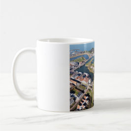 Willemstad in Nederland met moderne haven. Kaffeetasse