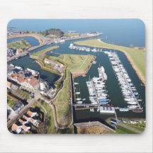 Willemstad in Nederland met moderne haven.