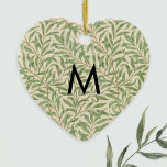 William Morris Gemustert Willow Bough Monogram Keramik Ornament<br><div class="desc">Dieses elegante Ornament besticht durch das botanische Muster "Willow Bough" von William Morris,  das 1887 für Tapeten entworfen wurde. Klicken Sie auf 'Personalize',  um Ihre Initialen in das Design einzufügen,  und es wird als elegantes Monogramm in der Mitte des Weidenmusters erscheinen.</div>