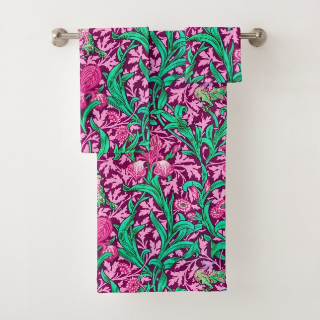 William Morris Irises, Fuchsia Pink and Wine (En situation)