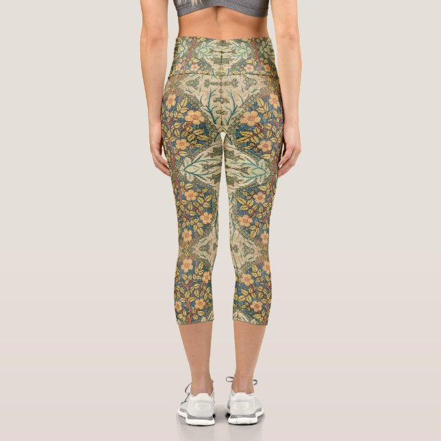 William Morris Rose Wreath Cushion Cover Classic Capri Leggings (Rückseite)
