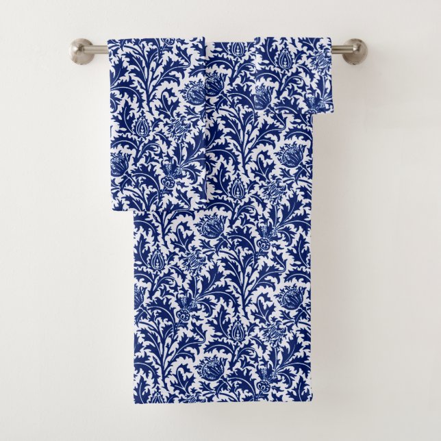 William Morris Thistle Damask, bleu marine et blan (En situation)