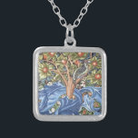 William Morris Woodpecker Tapestes Floral Vintag Versilberte Kette<br><div class="desc">William Morris Woodpecker Tapestry Floral Vintag Art Es zeigt einen Specker, der im Zweig eines Obstbaumes sitzt und einen unverwechselbaren verzierten Hintergrund mit blauen Blätter und orangefarbenen Früchten aufweist. Art by William Morris Movement: British Arts and Crafts / Art Nouveau Beautiful verzierte künstlerische florale Vintage Kunstmuster Design mit einem blühenden...</div>