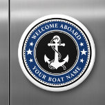 Willkommen an Bord Ihres Bootes Name Anchor Stars  Magnet<br><div class="desc">Ein stilvoller schwarz,  weiß und marineblau runder Magnet mit einem eigenen nautischen Bootanker mit Sternen und Ihrem personalisierten "Welcome Abard" Text und Ihrem Bootsnamen oder anderen gewünschten Text. Passen Sie sie mit Ihrer bevorzugten Hintergrundfarbe und vielem mehr an. Macht ein großartiges Geschenk für jeden Anlass.</div>