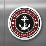 Willkommen an Bord Ihres Bootes Name Anchor Sterne Magnet<br><div class="desc">Ein stilvoller schwarz-weißer und tiefroter runder Magnet mit einem eigenen nautischen Bootanker mit Sternen und Ihrem personalisierten "Welcome Abard" Text und Ihrem Bootsnamen oder anderen gewünschten Text. Passen Sie sie mit Ihrer bevorzugten Hintergrundfarbe und vielem mehr an. Macht ein großartiges Geschenk für jeden Anlass.</div>