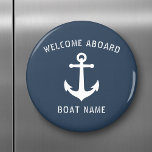 Willkommen an Bord Vintager Name des Schiffes Magnet<br><div class="desc">Stilvoller runder Kühlschrank-Magnet mit "Begrüßung an Bord",  Ihrem personalisierten Bootsnamen oder anderen Texten und einem Vintagen Schiffsanker in Weiß auf dem Ozean grau-blau oder wählen Sie die Hintergrundfarben,  um Ihre Einrichtung anzupassen. Macht ein großartiges,  einzigartiges Geschenk.</div>