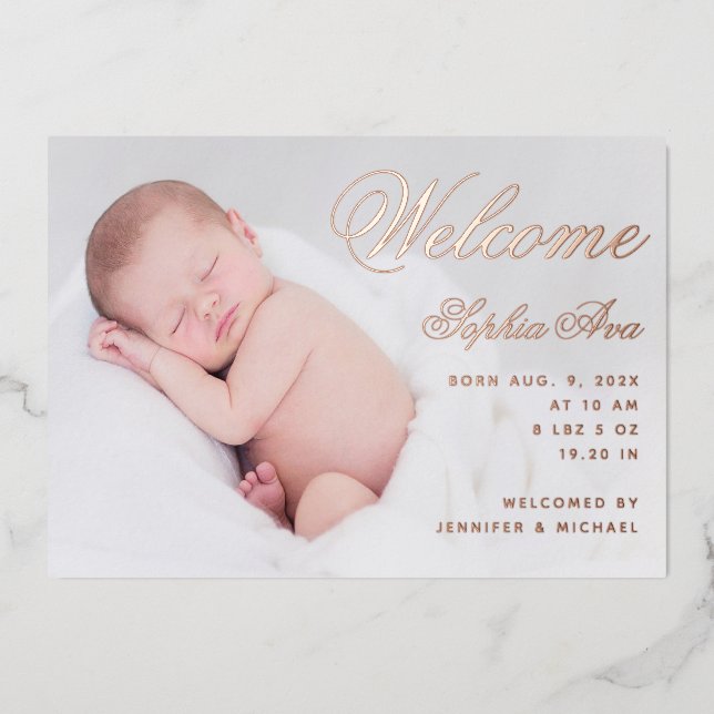 Willkommen Baby Birth Foto Elegante Script Rose Go Folieneinladung (Vorderseite)