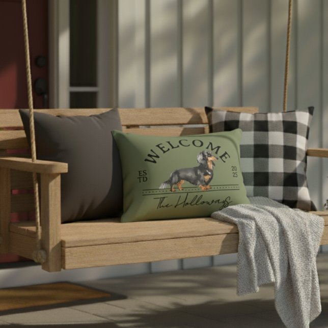 Willkommen bei Longhair Dackel Custom Familienname Dekokissen (Welcome guest to your home with this Longhair Dachshund Custom Family Name Welcome Throw Pillow!)