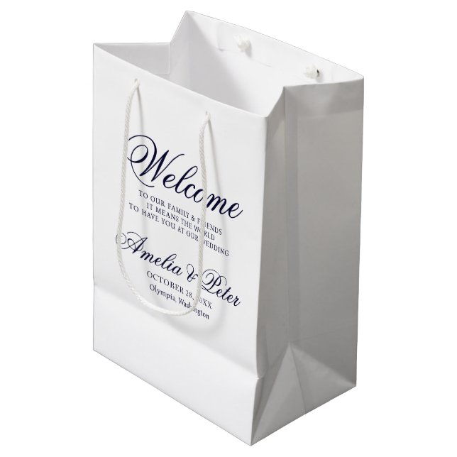 Willkommen bei Navy Blue Minimal Wedding Mittlere Geschenktüte (Vorderseite Schrägansicht)