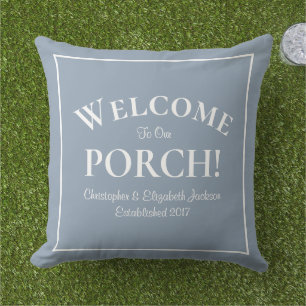 Willkommen bei Porch Custom Family Names Dusty Blu Kissen