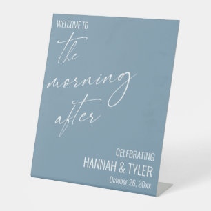 Willkommen bei The Morning After Brunch Dusty Blue Sockelschild