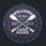 Willkommen im Lake House | Rustikale Kanuadeln Dartscheibe<br><div class="desc">Verbringen Sie erholsame Stunden am See und spielen Sie Dartboard mit diesem tollen Dart. Das Design bietet einen dunkelblauen Hintergrund mit "Welcome to the Lake House" in rustikalem Blocktext und zwei gekreuzten Kanu-Paddeln. Passen Sie mit dem Jahr an, das für ein phantastisches Hauswärmeschenk oder Geschenk für Ihre Wochenendwirte eingerichtet wurde!...</div>