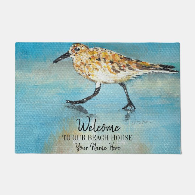 Willkommen in unserem Beach House Sandpiper Person Fußmatte (Vorderseite)