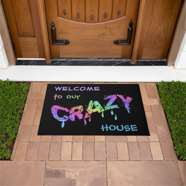 Willkommen in unserem Crazy House (anpassbar) Fußmatte (Außenbereich)