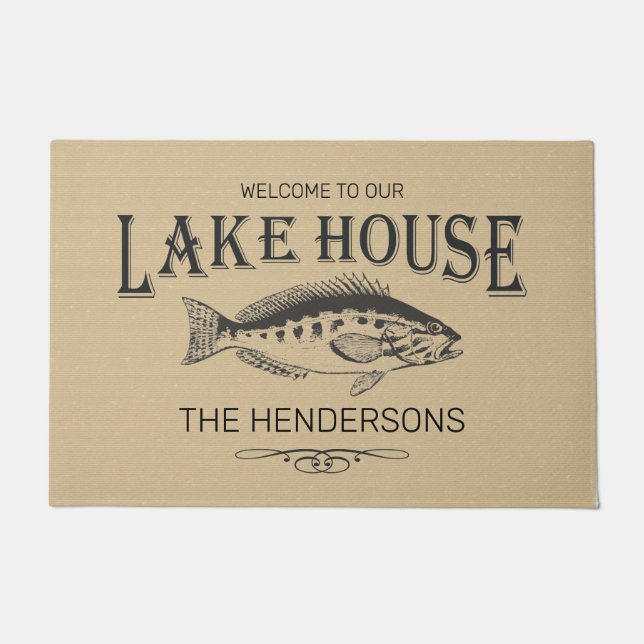 Willkommen in unserem Lake House Familienname Fish Fußmatte (Vorderseite)