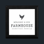 Willkommen in unserem Landhaus Rustikales Hühnchen Erinnerungskiste<br><div class="desc">Design besteht aus moderner Country Rustic mit "Willkommen in unserem Bauernhof" Typografie. Abrufbar unter: http://www.zazzle.com/store/selectpartysupplies</div>