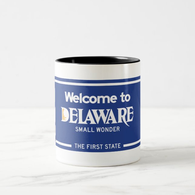 Willkommen nach Delaware - USA Verkehrsschild Zweifarbige Tasse (Mittel)