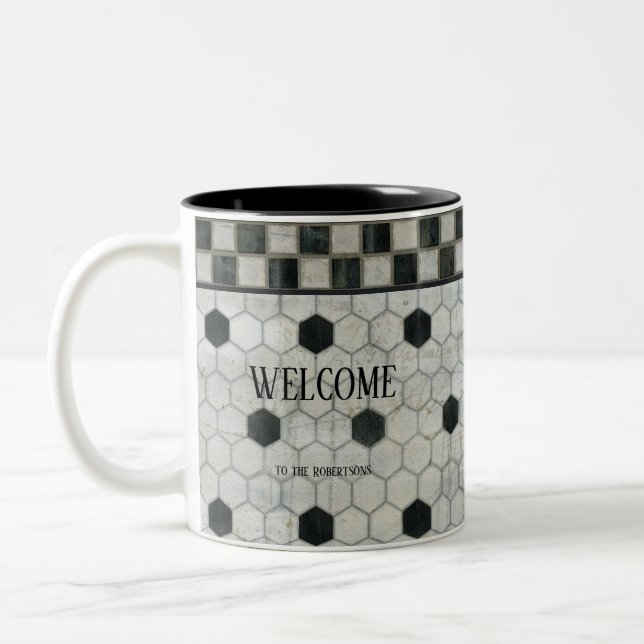 Willkommenes Zeichen-Bauernhaus-Vintage Zweifarbige Tasse (Links)