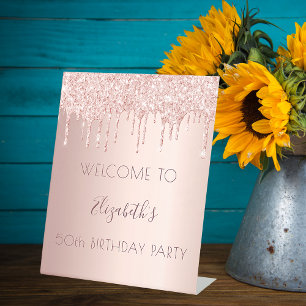 Willkommensschild zum Geburtstag in Rose Gold mit Sockelschild
