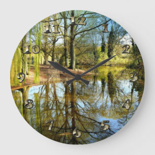 Willow Pond Water Reflection Große Wanduhr