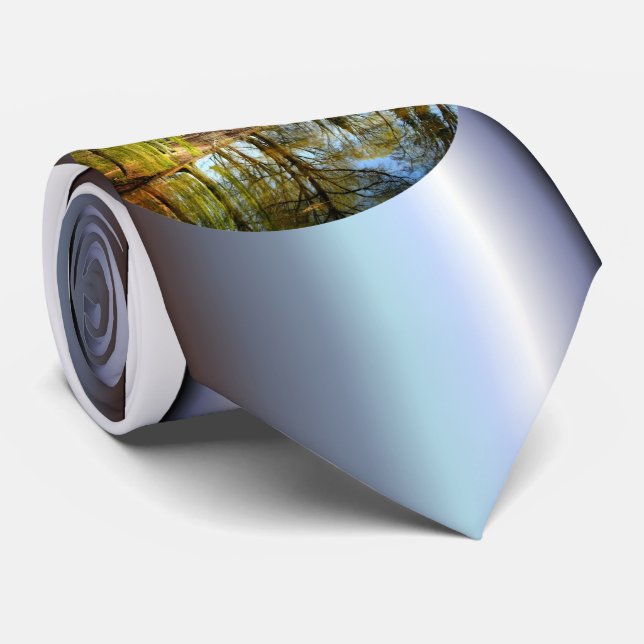 Willow Pond Water Reflection Krawatte (Gerollt)