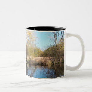Willows Reeds and Pond im Frühling Zweifarbige Tasse