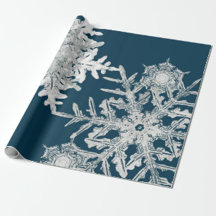 WILSON BENTLEY SCHNEEFLOCKEN-COLLAGE AUF NACHtblau Geschenkpapier
