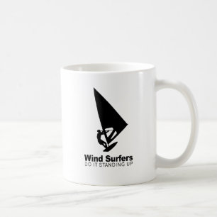 Wind Surfer machen es im Stehen Kaffeetasse