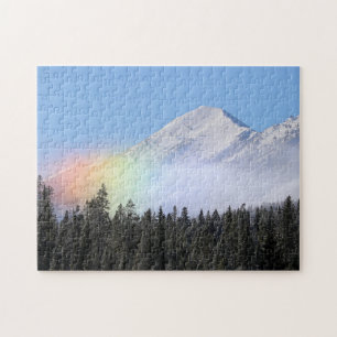 Windgeblasener Bergschnee Regenbogen