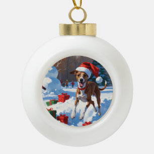Windhund läuft im Schnee mit Weihnachtsmütze Keramik Kugel-Ornament
