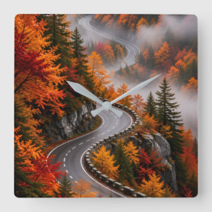 Winding Road Through Misty Autumn Forest Wand Quadratische Wanduhr