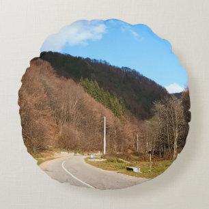 Windinge Straße durch den Wald – Wilde Natur Rumän Rundes Kissen