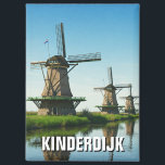 Windmill in Kinderdijk Niederlande Magnet<br><div class="desc">Windmühlen gehören zu den berühmtesten Symbolen der Niederlande, tief verwoben in das kulturelle Erbe und die Landschaft des Landes. Die holländischen Windmühlen, die ursprünglich im 13. Jahrhundert erbaut wurden, dienten praktischen Zwecken: Wasserentwässerung aus tief liegendem Land, Getreidemahlen, Schnittholz und sogar die Produktion von Öl und Farbe. Da ein großer Teil...</div>
