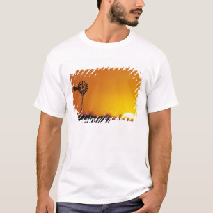 Windmühle bei Sonnenuntergang, Sinton, Texas, USA T-Shirt