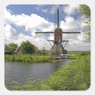 Windmühle entlang eines Kanals östlich von Leiden Quadratischer Aufkleber