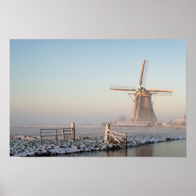 Windmühle im Schnee bei Sonnenaufgang Poster druck (Vorne)