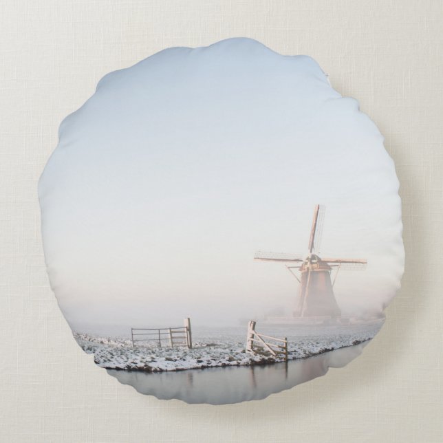 Windmühle im Schnee im runden Kissen des Winters (Rückseite)
