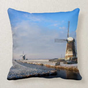 Windmühle im Schnee in einer niederländischen Wi Kissen