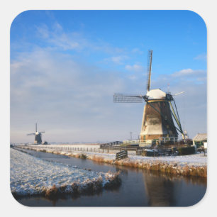Windmühle im Schnee in einer niederländischen Wi Quadratischer Aufkleber